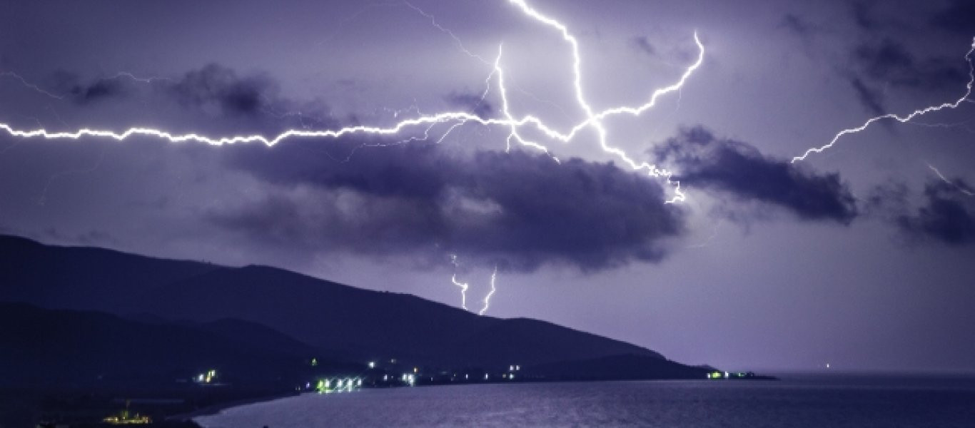 Εντυπωσιακές φωτό από το πέρασμα της καταιγίδας στη Σάμο